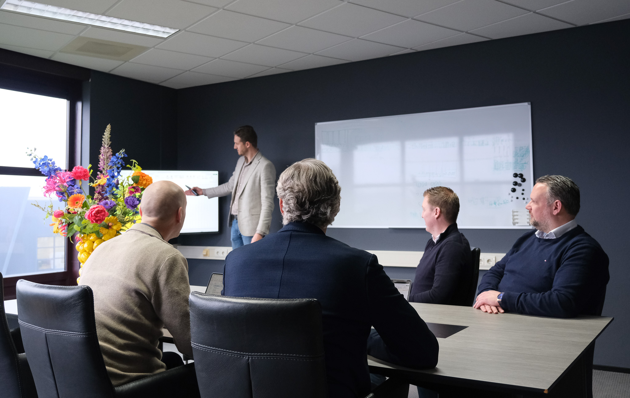 mensen op kantoor om de tafel